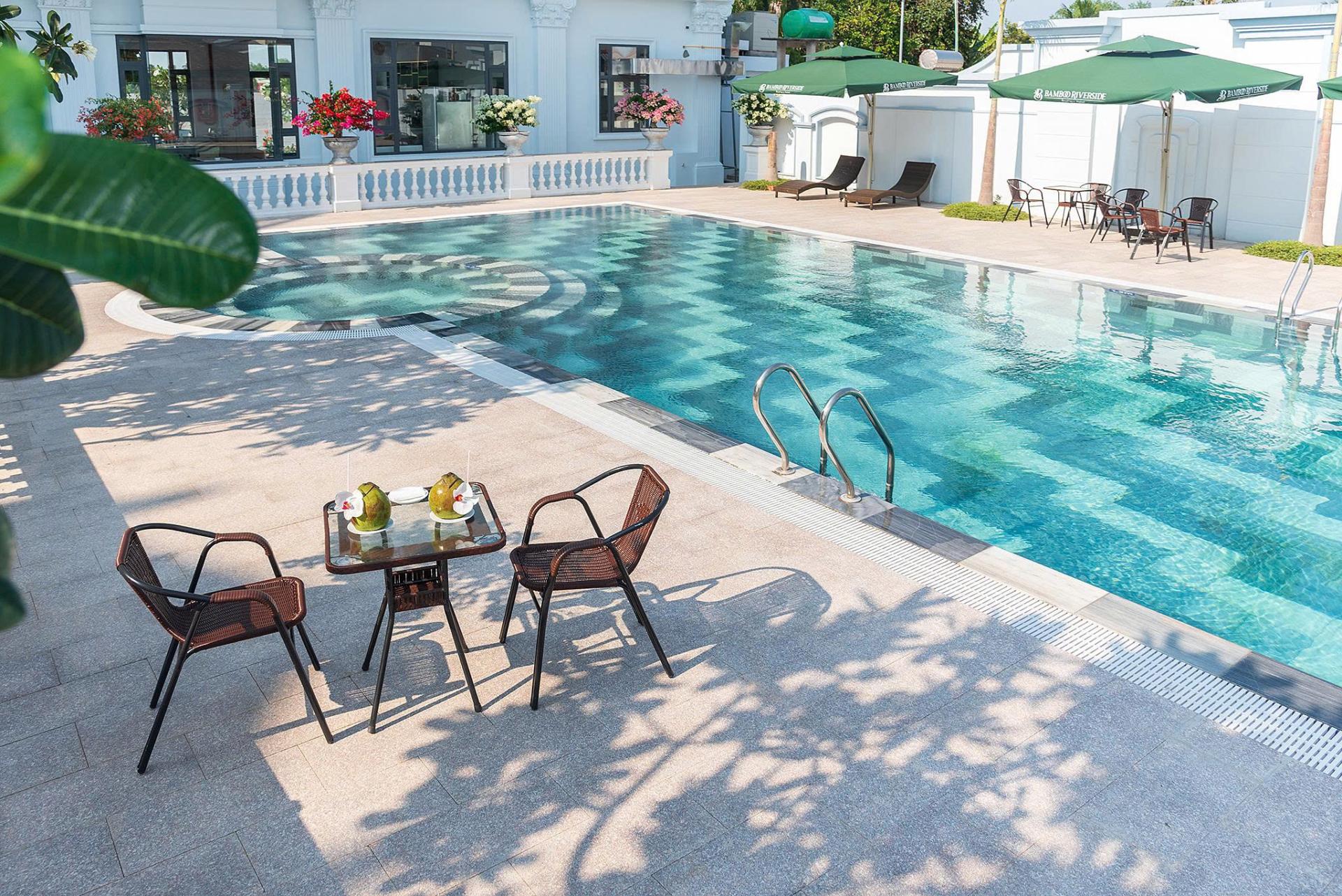 Hồ bơi Bamboo Riverside sạch đẹp dành cho gia đình nghỉ dưỡng cuối tuần