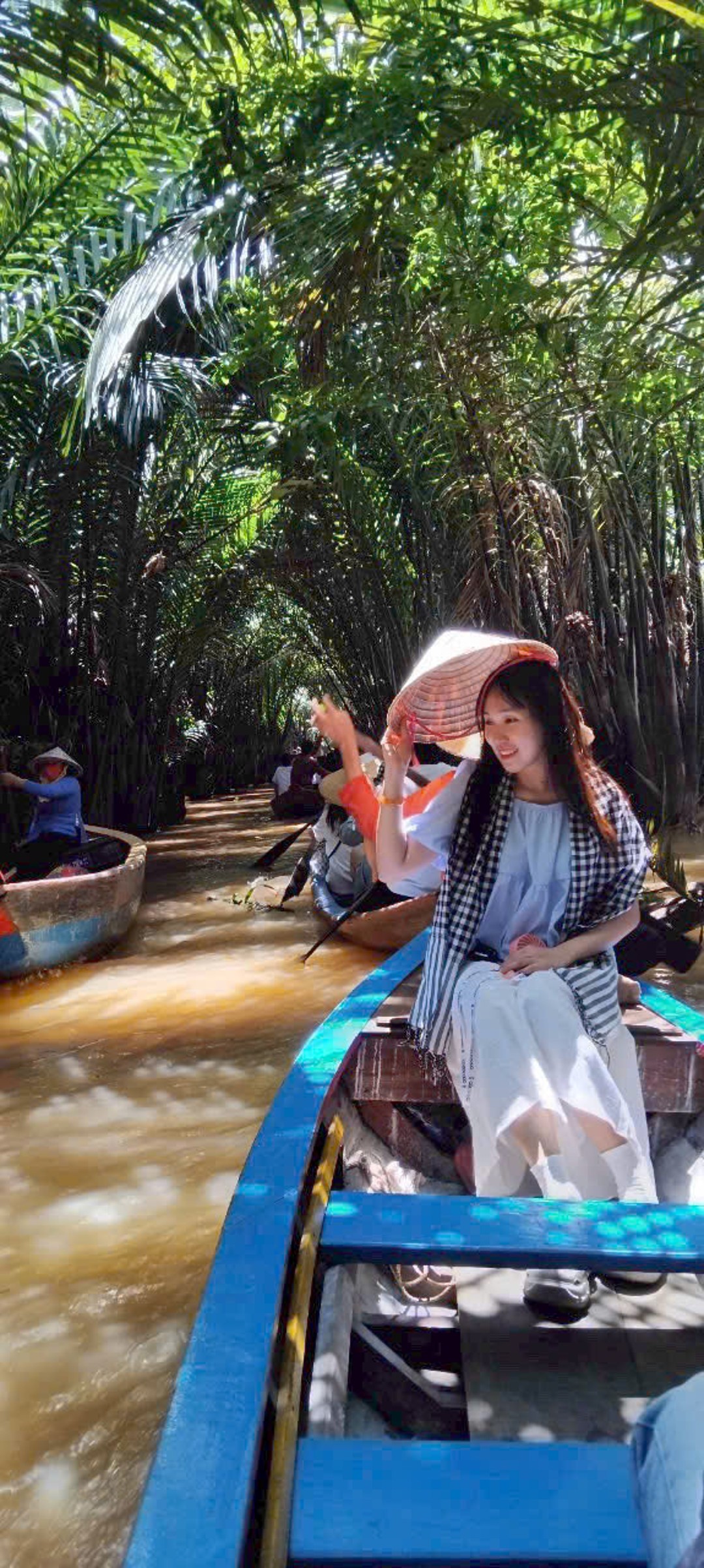 Trải nghiệm chèo xuồng dưới hàng dừa nước ở Bến Tre – hoạt động đặc trưng khi lưu trú tại Bamboo Riverside