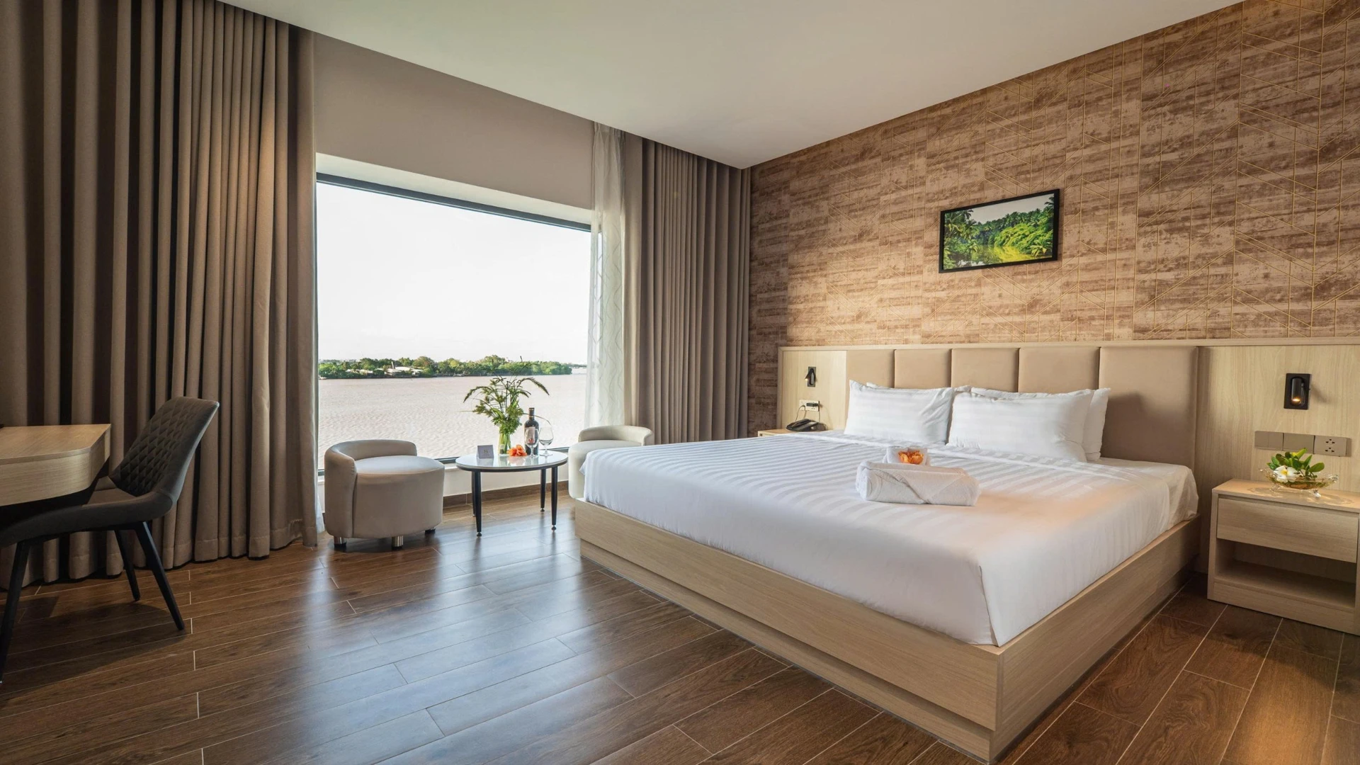 Phòng ngủ view sông Tiền yên bình tại Bamboo Riverside – không gian hoàn hảo để thoát khỏi sự ồn ào của phố thị.